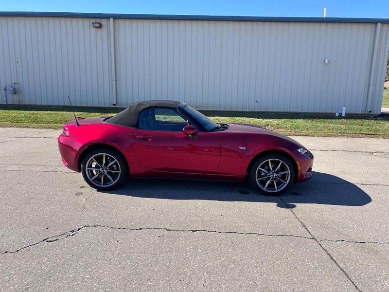 Mazda MX-5 Miata Vehicle Full-screen Gallery Image 2