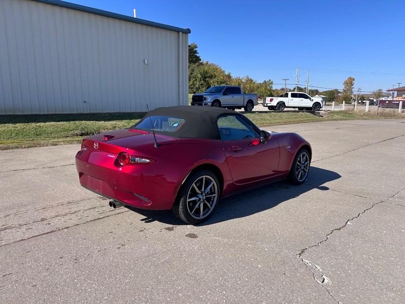 Mazda MX-5 Miata Vehicle Full-screen Gallery Image 3