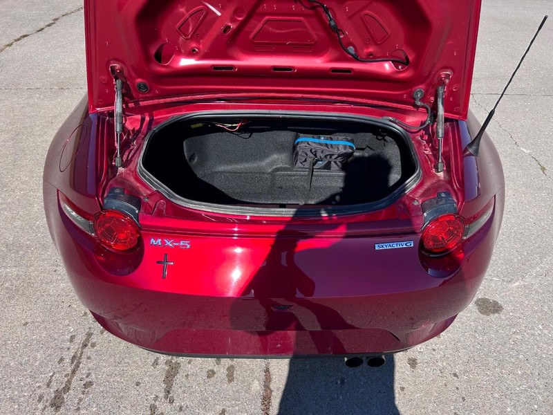 Mazda MX-5 Miata Vehicle Full-screen Gallery Image 5