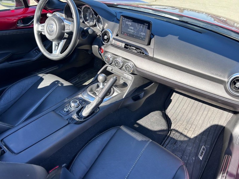 Mazda MX-5 Miata Vehicle Full-screen Gallery Image 11