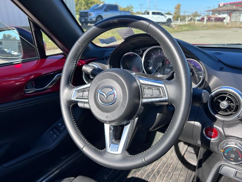 Mazda MX-5 Miata Vehicle Full-screen Gallery Image 12