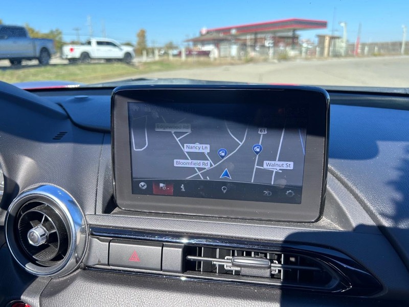 Mazda MX-5 Miata Vehicle Full-screen Gallery Image 15