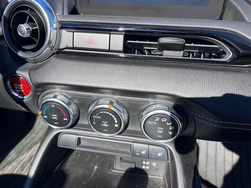 Mazda MX-5 Miata Vehicle Full-screen Gallery Image 16