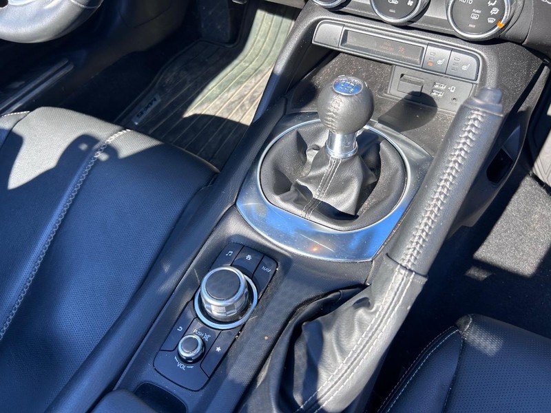 Mazda MX-5 Miata Vehicle Full-screen Gallery Image 17