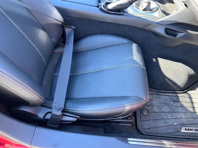 Mazda MX-5 Miata Vehicle Full-screen Gallery Image 18