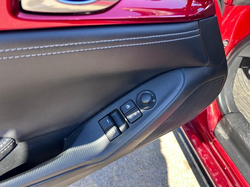 Mazda MX-5 Miata Vehicle Full-screen Gallery Image 19