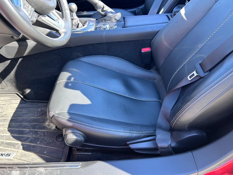 Mazda MX-5 Miata Vehicle Full-screen Gallery Image 21