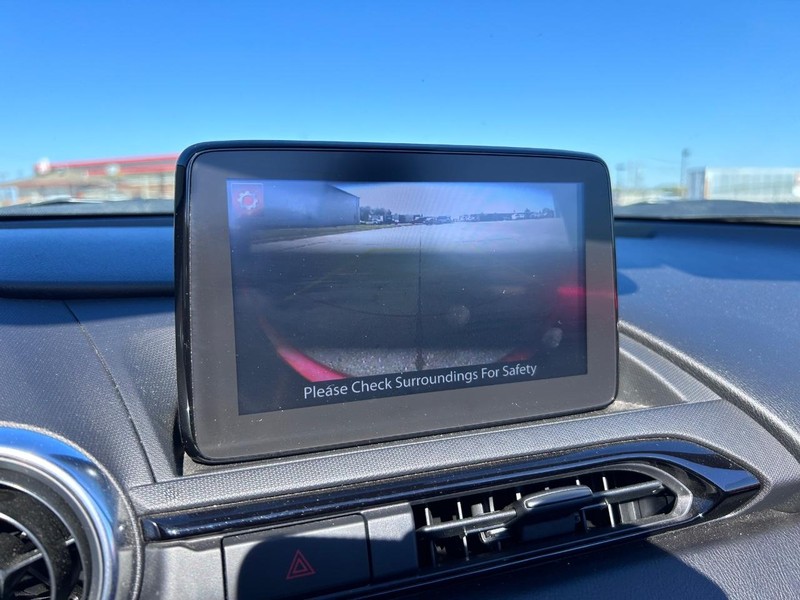 Mazda MX-5 Miata Vehicle Full-screen Gallery Image 22