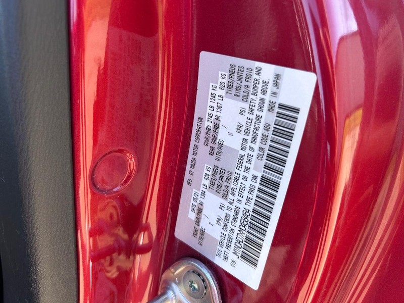 Mazda MX-5 Miata Vehicle Full-screen Gallery Image 24