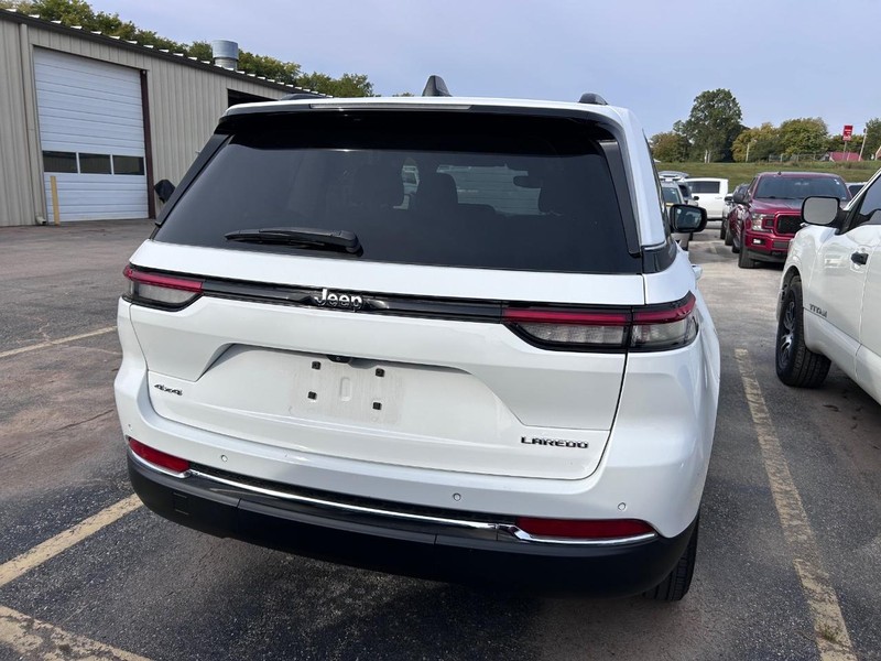 Jeep Grand Cherokee Vehicle Full-screen Gallery Image 3