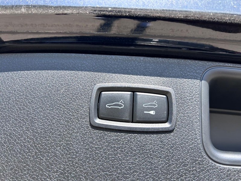 Porsche Macan Vehicle Full-screen Gallery Image 6