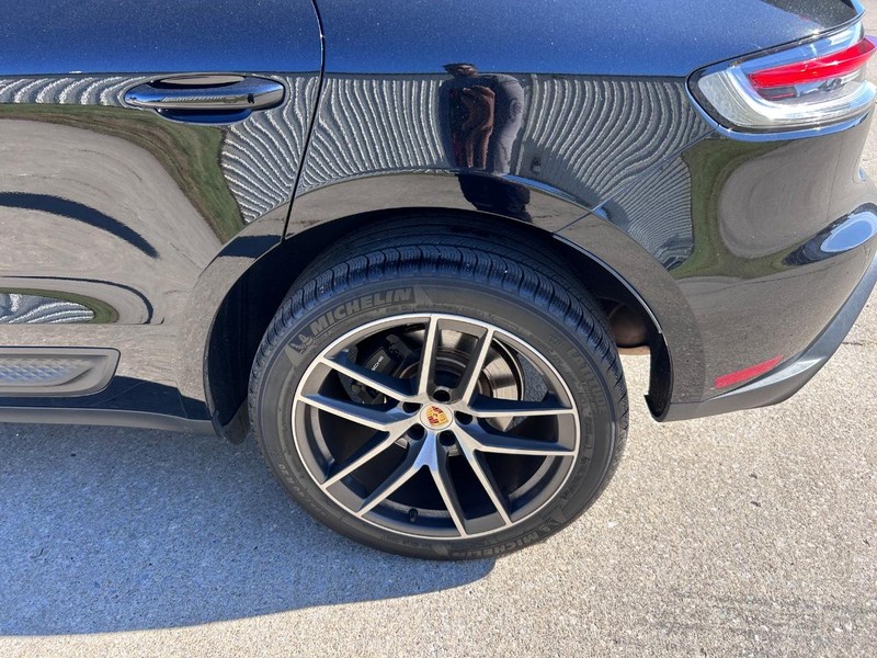 Porsche Macan Vehicle Full-screen Gallery Image 7