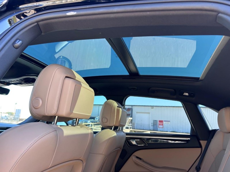 Porsche Macan Vehicle Full-screen Gallery Image 9