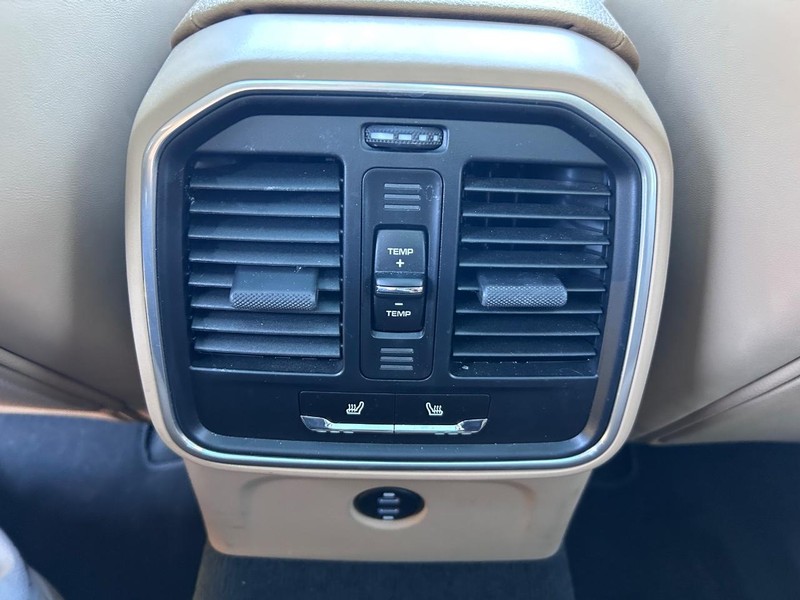 Porsche Macan Vehicle Full-screen Gallery Image 10