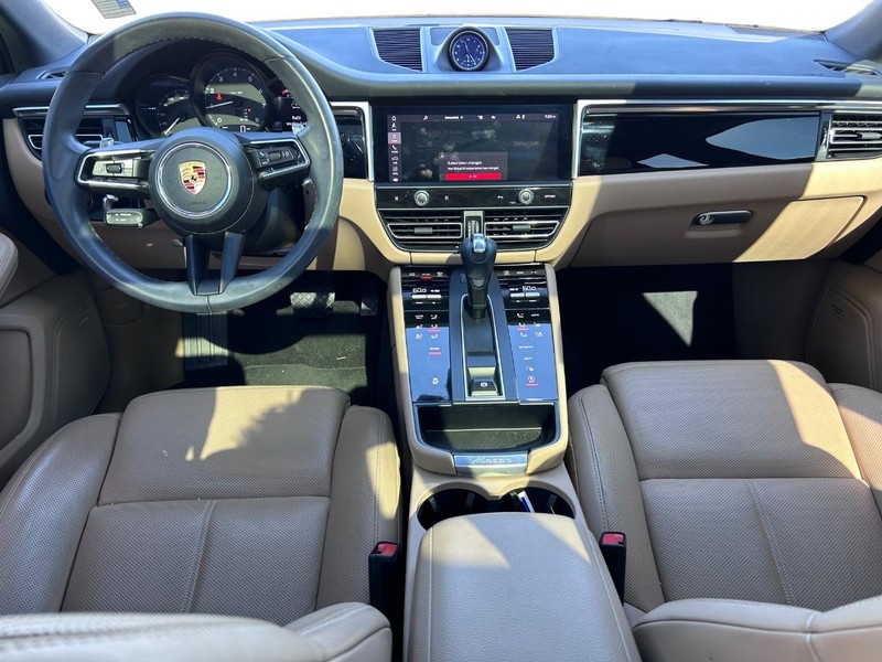 Porsche Macan Vehicle Full-screen Gallery Image 11
