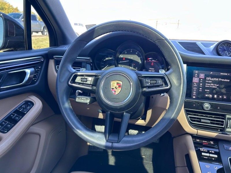 Porsche Macan Vehicle Full-screen Gallery Image 12