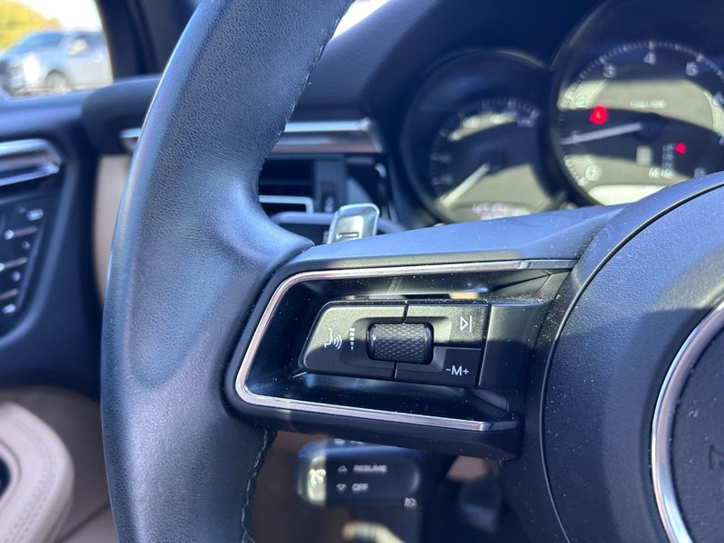 Porsche Macan Vehicle Full-screen Gallery Image 13