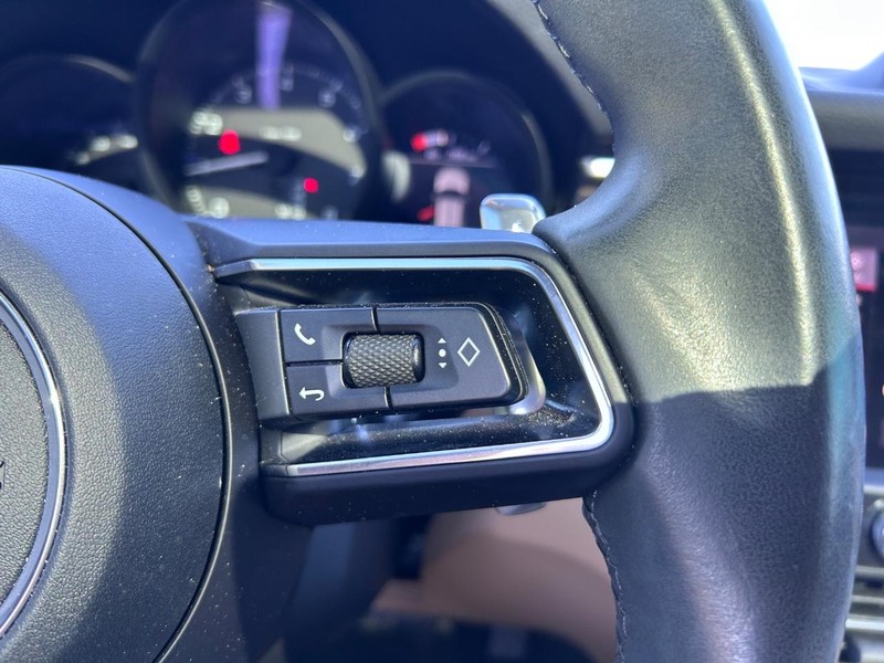 Porsche Macan Vehicle Full-screen Gallery Image 14