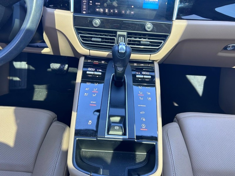 Porsche Macan Vehicle Full-screen Gallery Image 16