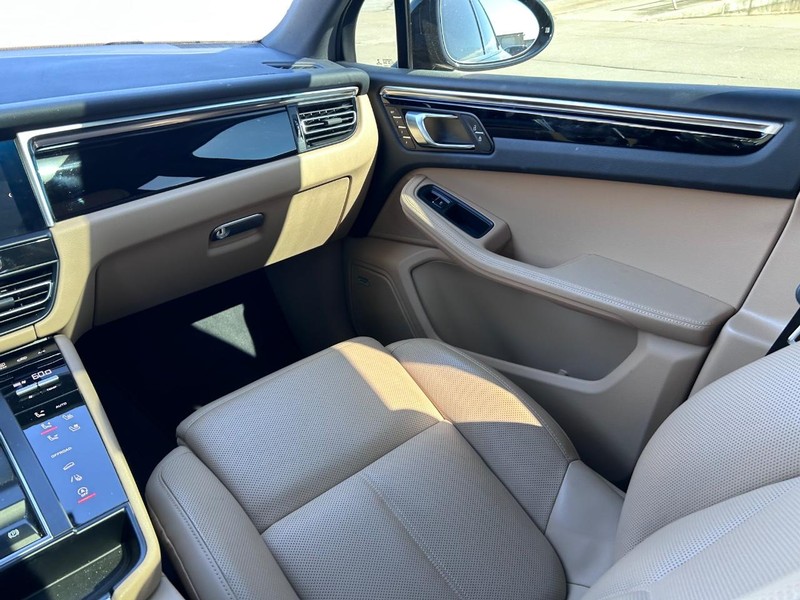 Porsche Macan Vehicle Full-screen Gallery Image 17