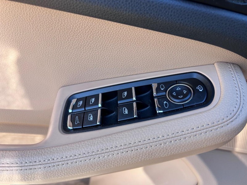 Porsche Macan Vehicle Full-screen Gallery Image 18