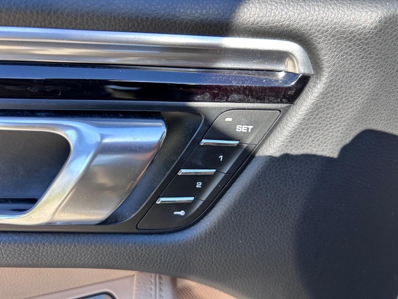 Porsche Macan Vehicle Full-screen Gallery Image 19