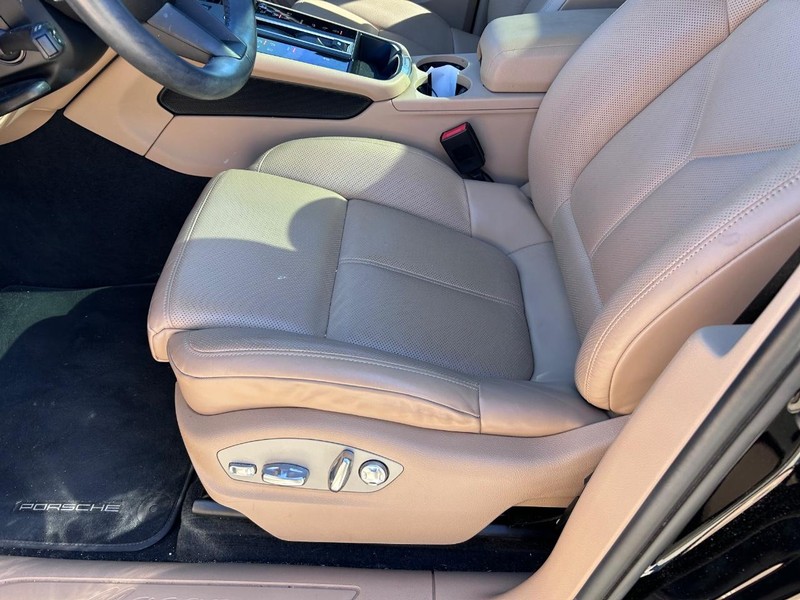 Porsche Macan Vehicle Full-screen Gallery Image 20