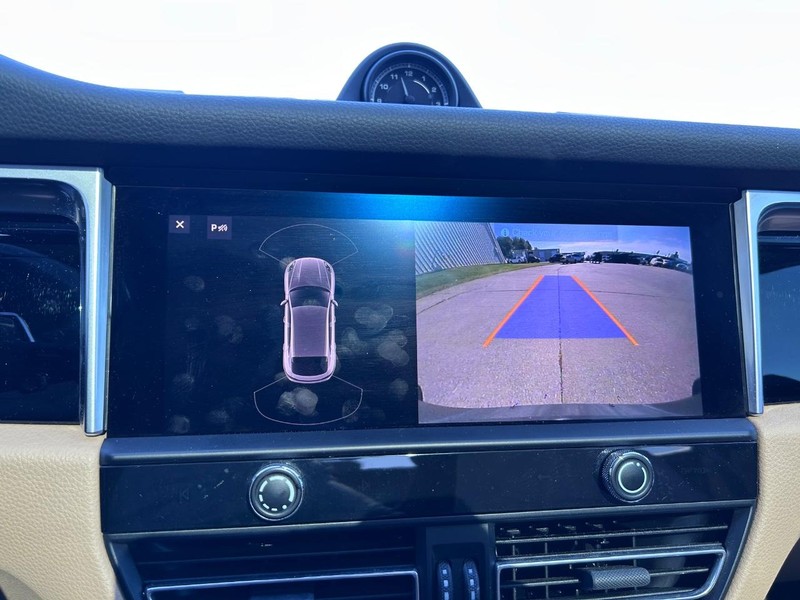 Porsche Macan Vehicle Full-screen Gallery Image 22