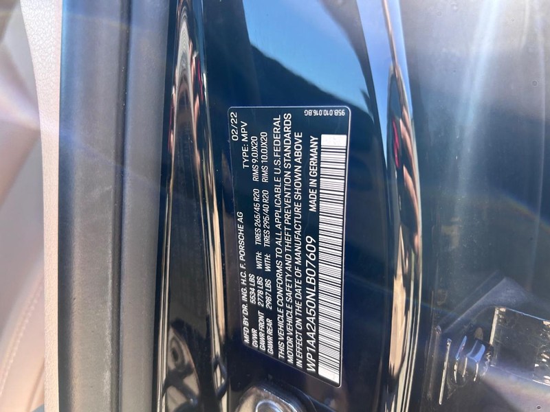 Porsche Macan Vehicle Full-screen Gallery Image 23