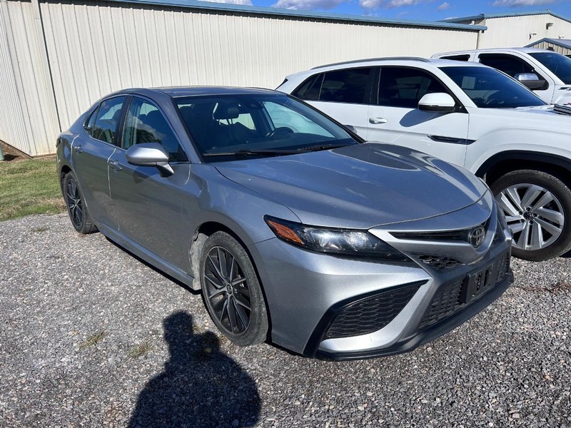 Toyota Camry Vehicle Full-screen Gallery Image 2