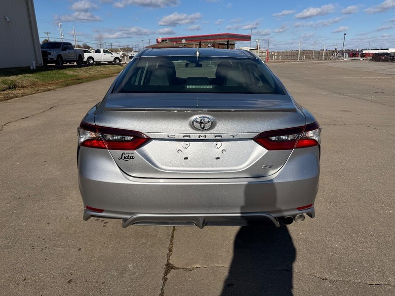 Toyota Camry Vehicle Full-screen Gallery Image 4