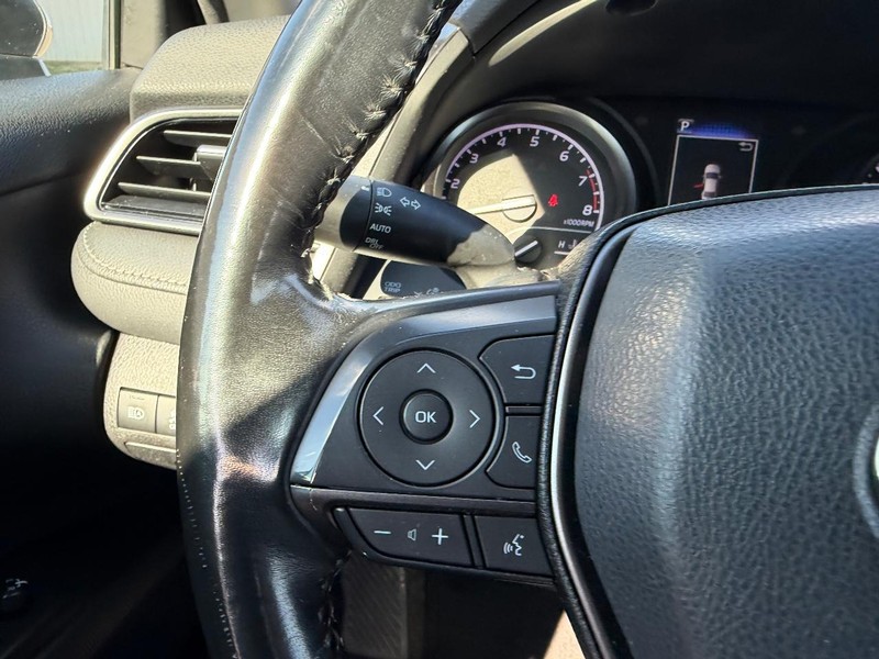 Toyota Camry Vehicle Full-screen Gallery Image 9