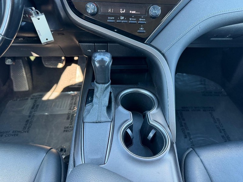 Toyota Camry Vehicle Full-screen Gallery Image 13