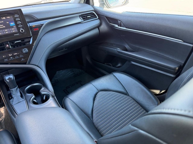 Toyota Camry Vehicle Full-screen Gallery Image 14