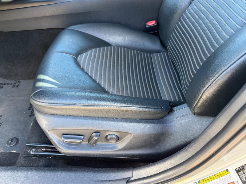 Toyota Camry Vehicle Full-screen Gallery Image 16