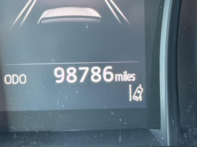 Toyota Camry Vehicle Full-screen Gallery Image 17