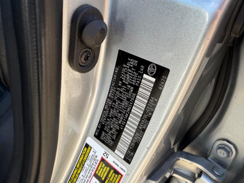 Toyota Camry Vehicle Full-screen Gallery Image 19