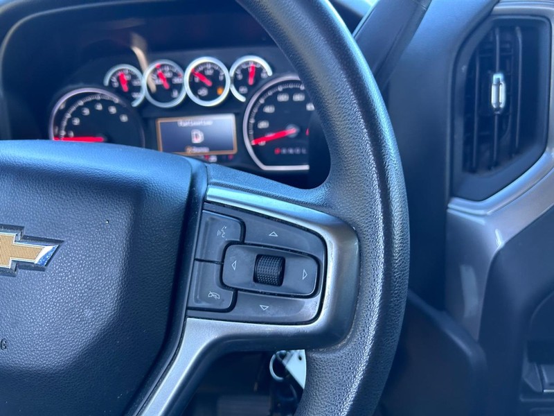 Chevrolet Silverado 2500HD Vehicle Full-screen Gallery Image 11