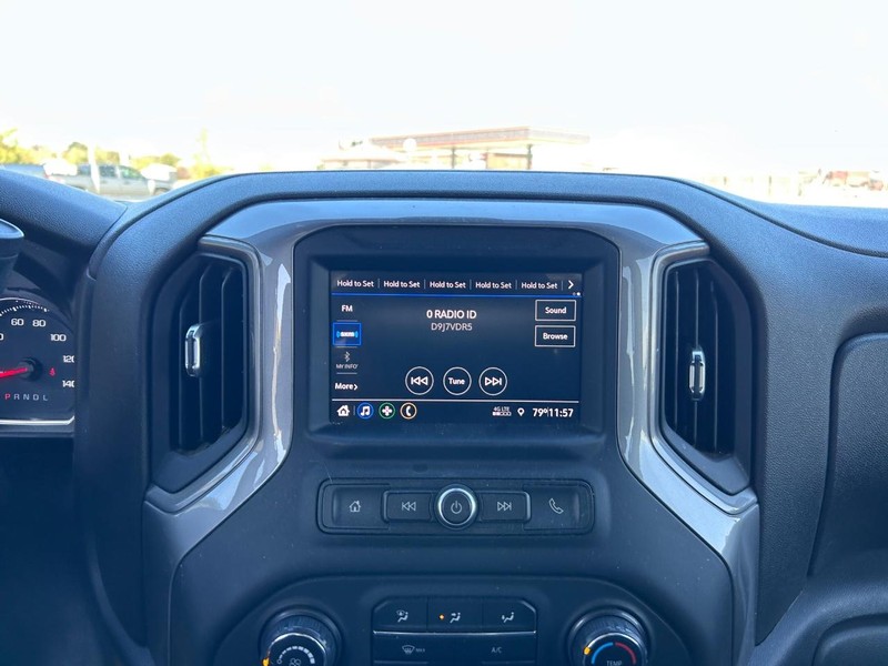 Chevrolet Silverado 2500HD Vehicle Full-screen Gallery Image 12