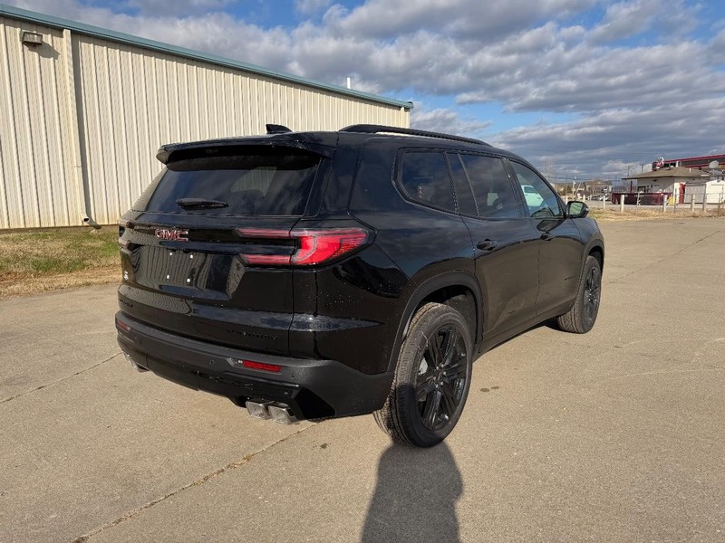 GMC Acadia Vehicle Full-screen Gallery Image 3