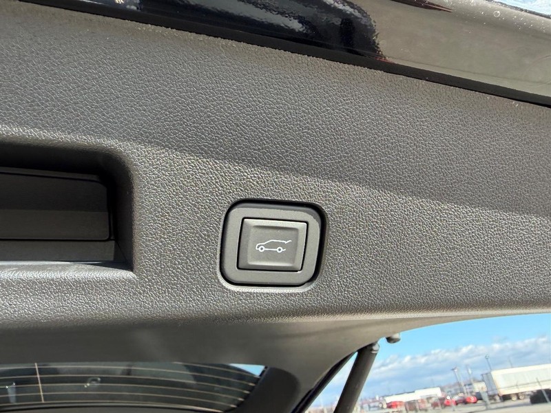 GMC Acadia Vehicle Full-screen Gallery Image 6