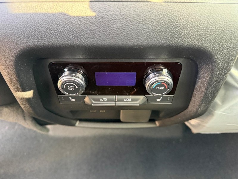 GMC Acadia Vehicle Full-screen Gallery Image 10