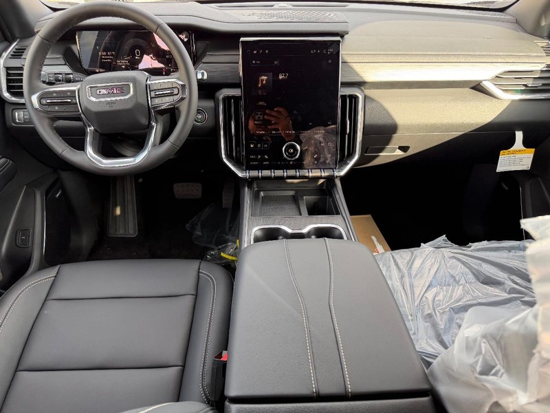 GMC Acadia Vehicle Full-screen Gallery Image 11