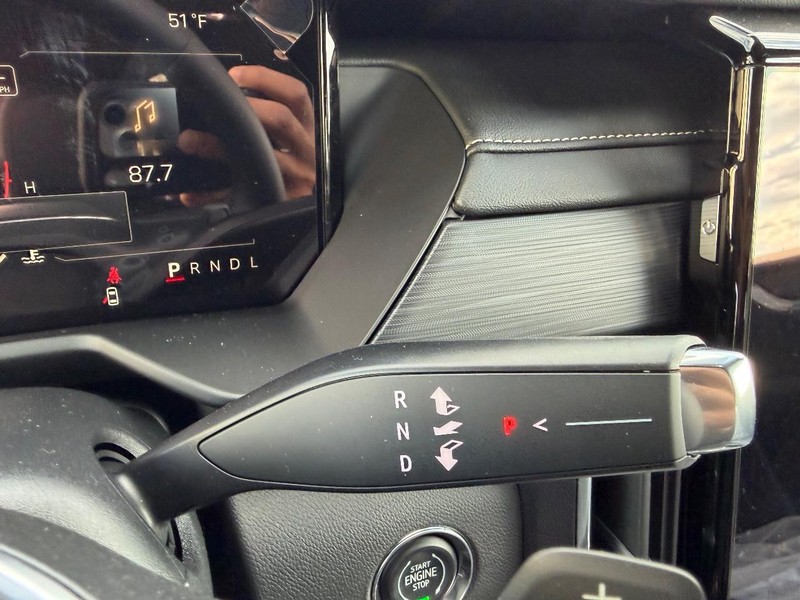 GMC Acadia Vehicle Full-screen Gallery Image 15