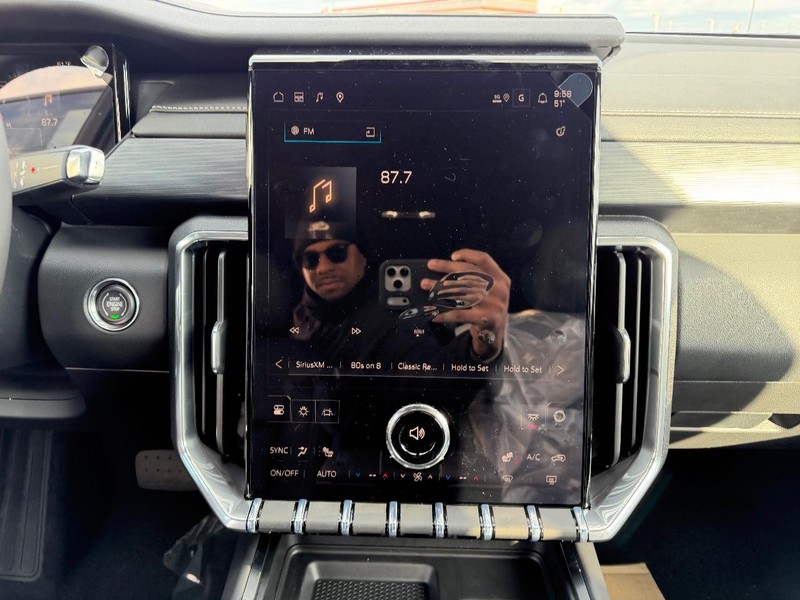 GMC Acadia Vehicle Full-screen Gallery Image 16