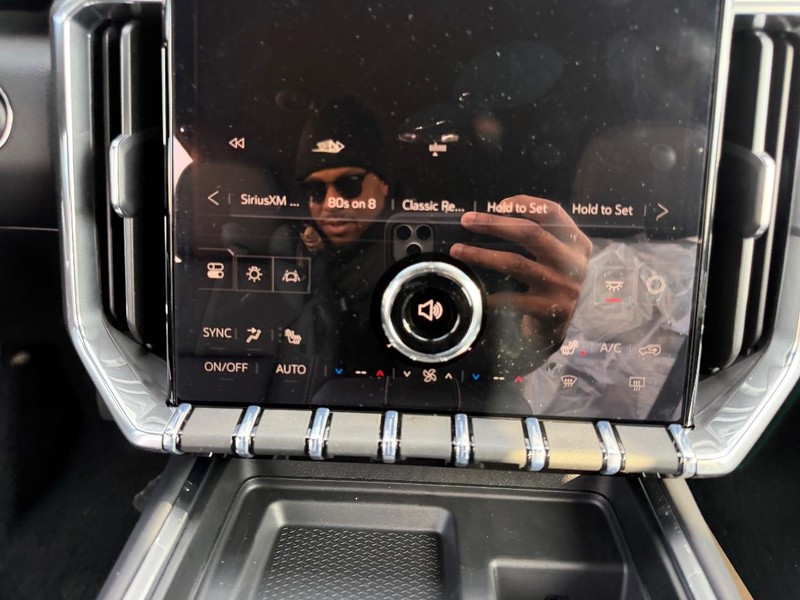 GMC Acadia Vehicle Full-screen Gallery Image 17