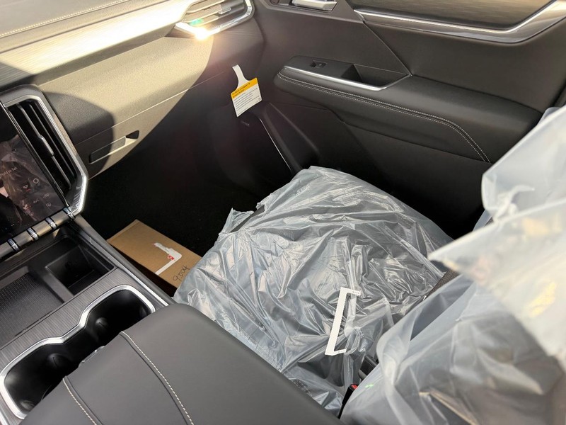 GMC Acadia Vehicle Full-screen Gallery Image 18