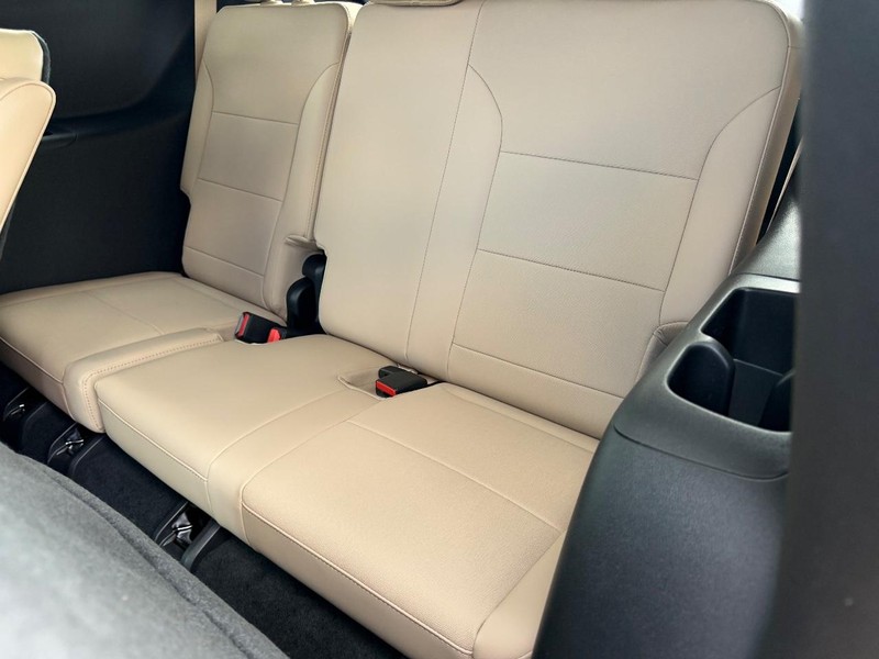 Buick Enclave Vehicle Full-screen Gallery Image 8