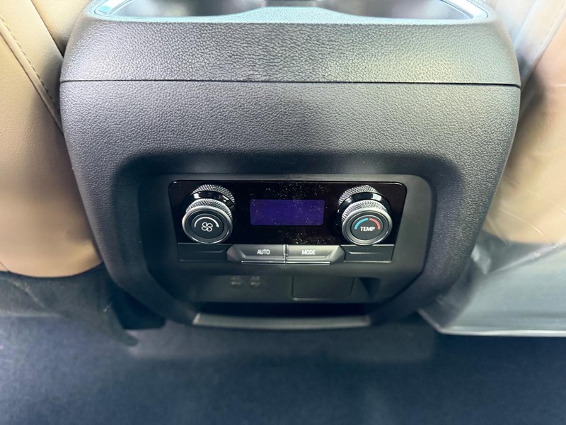 Buick Enclave Vehicle Full-screen Gallery Image 10