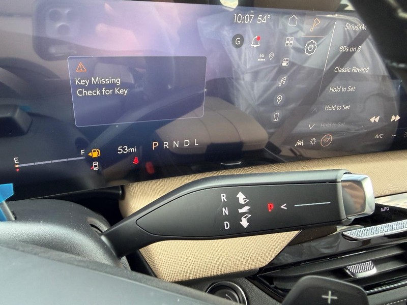 Buick Enclave Vehicle Full-screen Gallery Image 15